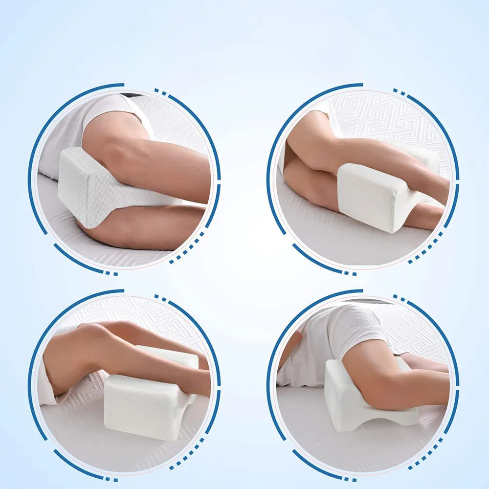 Vit ergonomisk stöd- och knäkudde visad mellan ben, för knä och benavlastning i sängen.