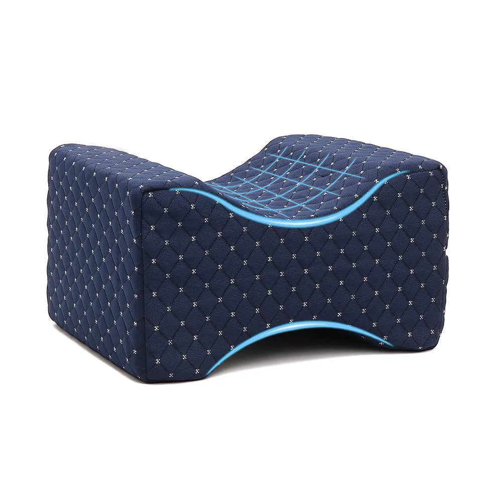 Mörkblå ortopedisk knäkudde med diamantmönster och ergonomisk design för benstöd