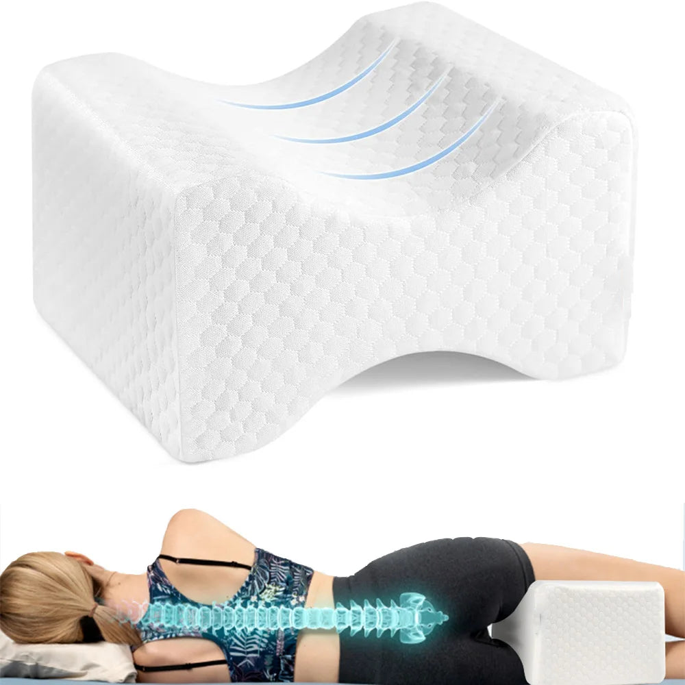 Vit ortopedisk knäkudde för sidosovare, visad med rak ryggrad och ergonomisk design.